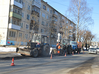 В Твери МУП «ЖЭК» ведет работы по устранению дефектов дорожного полотна